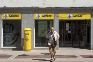 Imagen de archivo de un hombre que sale de la oficina principal de correos de Mahón. EFE/David Arquimbau Sintes
