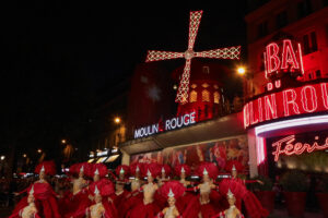Las aspas del histórico Moulin Rouge de París vuelven a girar hoy jueves tras los trabajos que se tuvieron que hacer después de que estas cayeran en la noche del 24 al 25 de abril de 2024 a causa del viento. EFE / Edgar Sapiña.