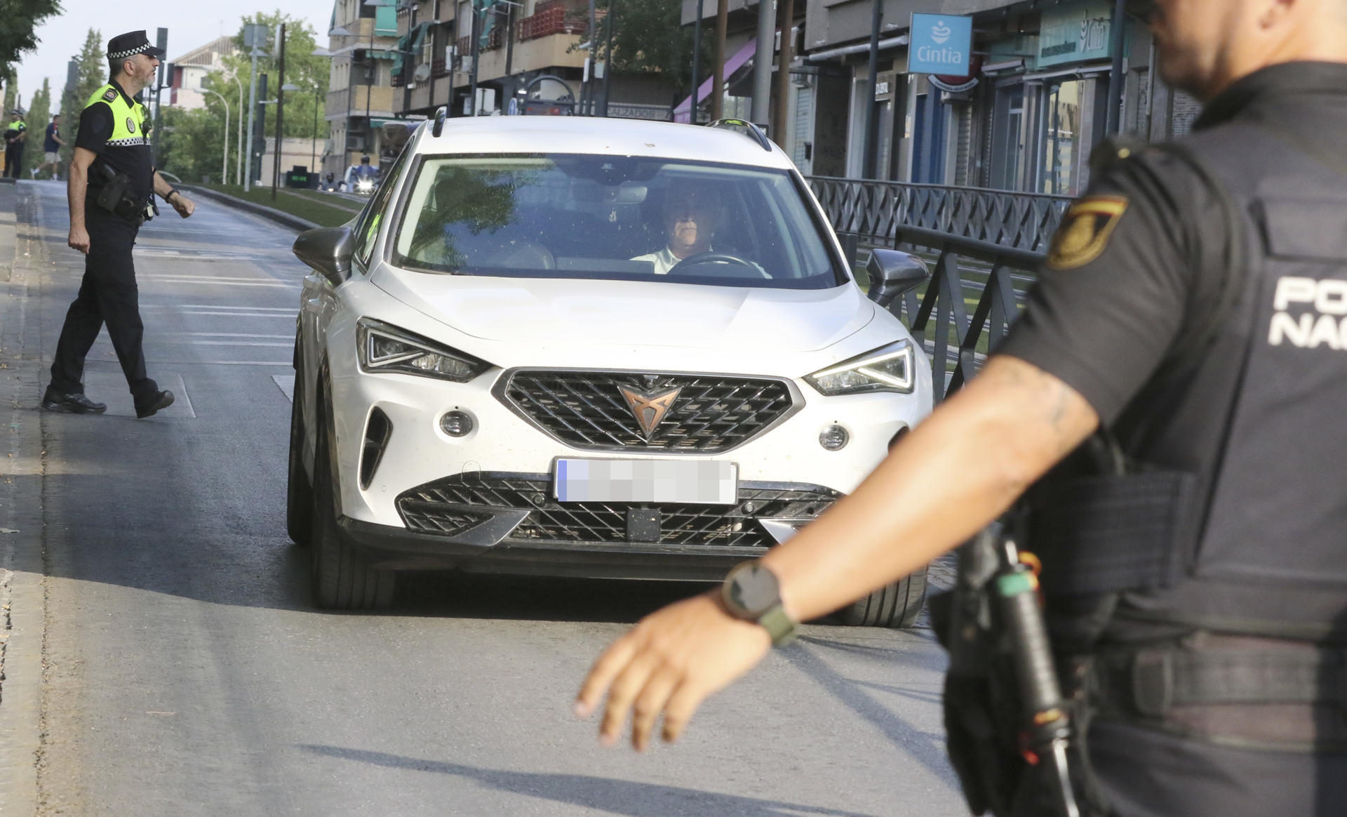 El coche de Juana Rivas a la llegada al juzgado donde ha entregado este viernes a su hijo menor, de 11 años, a su padre, el italiano Francesco Arcuri, que tiene su custodia, en cumplimiento de una orden judicial y tras un primer intento fallido que obligó a aplazar a hoy el intercambio. EFE/Pepe Torres.
