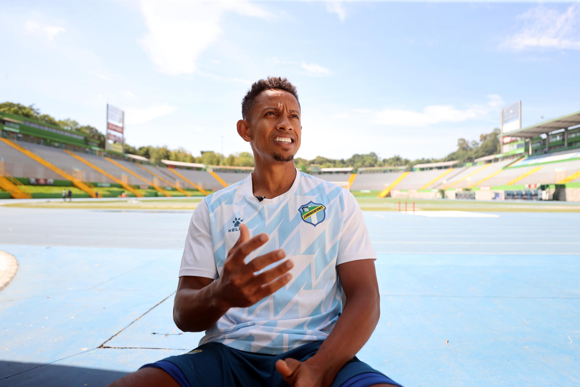 Fotografía del 30 de agosto de 2024 del futbolista colombiano José Corena Barboza durante una entrevista con EFE en el estadio Cementos Progreso en Ciudad de Guatemala (Guatemala). EFE/ Fernando Ruiz