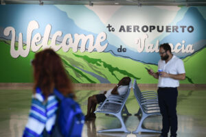 Aeropuerto de Manises (València). La compañía Vueling desembarcó este miércoles en el aeropuerto de València a un grupo de adolescentes franceses de un vuelo con destino París debido al "comportamiento conflictivo" de estos pasajeros que ponía "en riesgo el desarrollo seguro del vuelo", según ha informado la aerolínea y han confirmado a EFE fuentes de la Guardia Civil. EFE/ Kai Forsterling