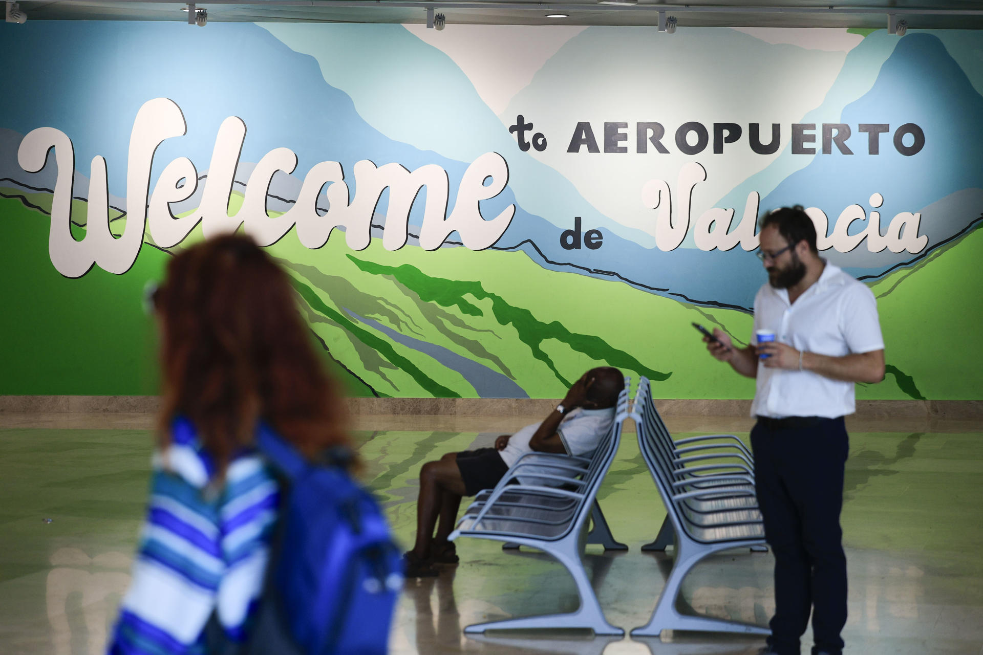 Aeropuerto de Manises (València). La compañía Vueling desembarcó este miércoles en el aeropuerto de València a un grupo de adolescentes franceses de un vuelo con destino París debido al "comportamiento conflictivo" de estos pasajeros que ponía "en riesgo el desarrollo seguro del vuelo", según ha informado la aerolínea y han confirmado a EFE fuentes de la Guardia Civil. EFE/ Kai Forsterling