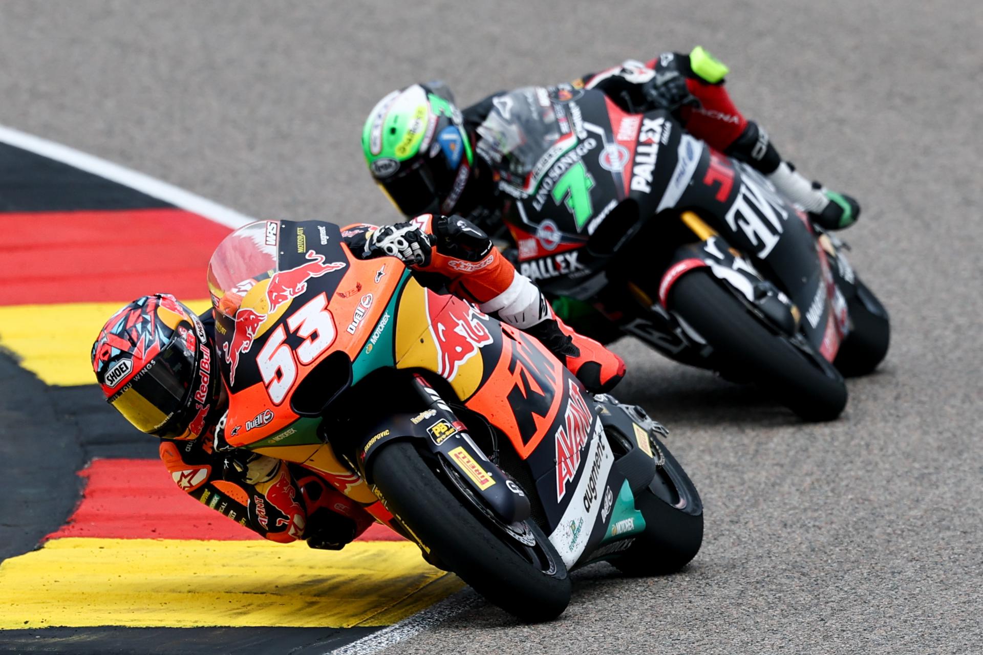 El piloto turco de Red Bull KTM Ajo Deniz Oncu de Turquía compite en la carrera de Moto2 del Gran Premio de Motociclismo de Alemania, en el circuito de carreras de Sachsenring en Hohenstein-Ernstthal, Alemania. EFE/EPA/FILIP SINGER