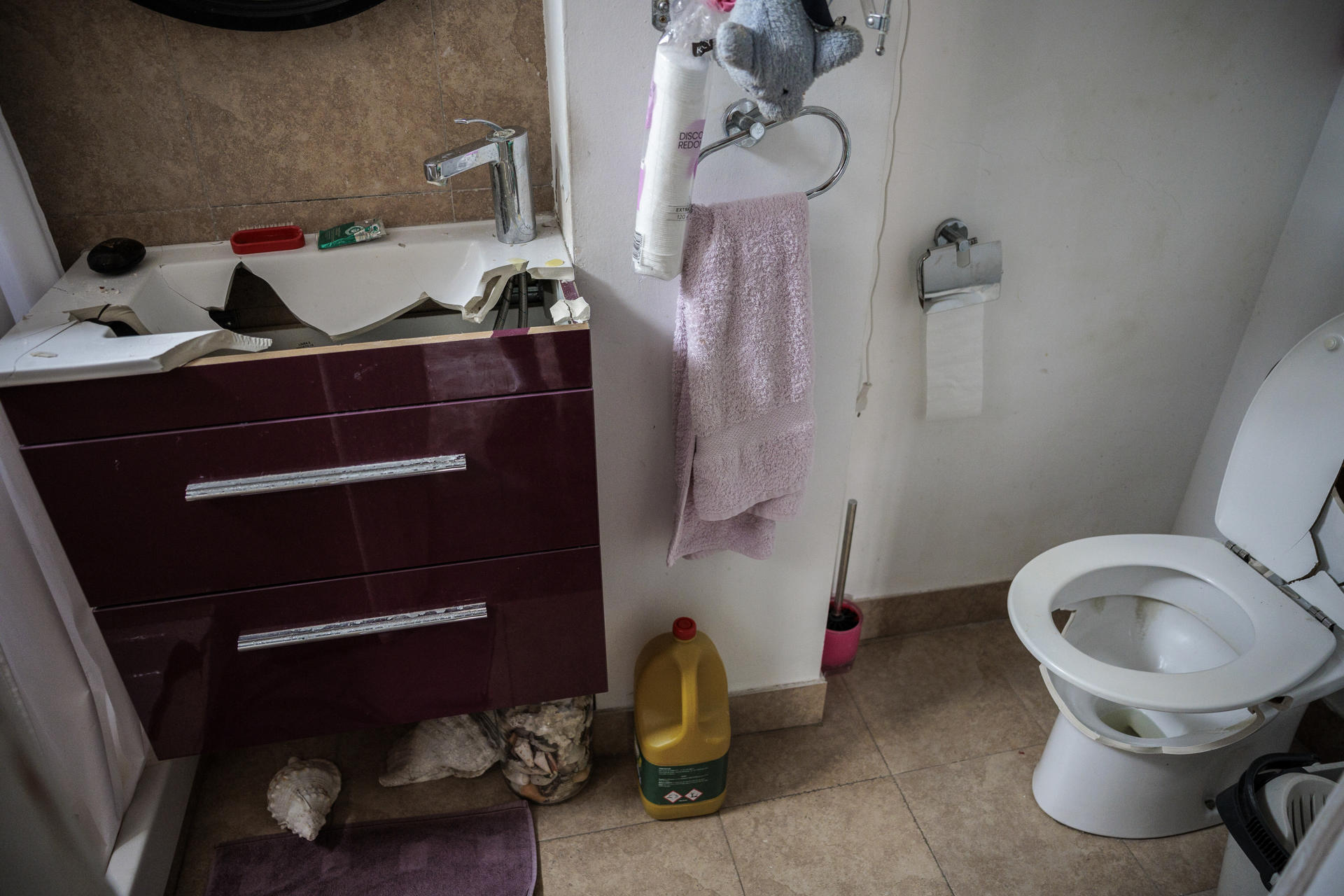 Detalle del baño destrozado de María Jesús, una vecina del barrio del casco histórico de la ciudad de València, que ha denunciado acoso por parte del fondo propietario del edificio donde es la única inquilina y a la que el fin de semana lanzaron sus pertenencias por el hueco de la escalera y destrozaron el baño, la cocina, cortaron la luz y quitaron la puerta de entrada. EFE/Biel Aliño