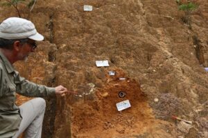 El investigador Antonio Rosas durante una de las expediciones antropológicas en Guinea Ecuatorial. EFE/Crédito: Museo Nacional de Ciencias Naturales (MNCN-CSIC)