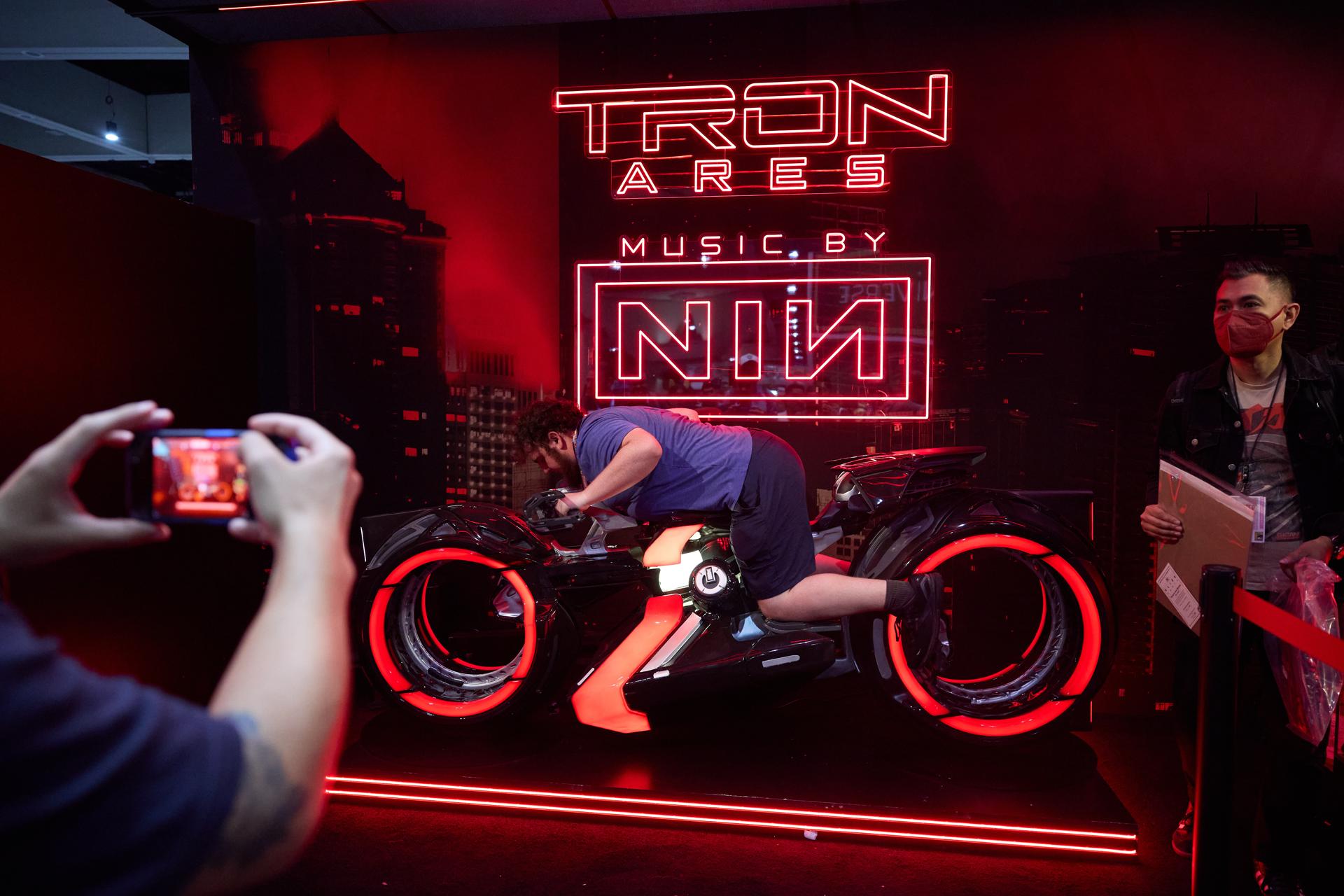 Una persona interactúa con el stand de Tron para tomarse una foto durante la Comic-Con Internacional de San Diego, California, EE.UU. . EFE/EPA/ALLISON DINNER
