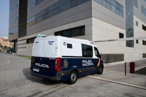 Foto de archivo de un furgón de la Policía Nacional entrando en dependencias judiciales de Almería. EFE/ Carlos Barba