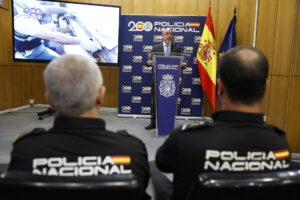 El delegado del Gobierno en Madrid, Francisco Martín (c) durante la rueda de prensa para explicar la desarticulación del conocido como Coro de los '4 Chorros', considerado una de las células más activas y violentas de los Dominicans Don't Play (DDP) en Madrid. EFE/ Mariscal