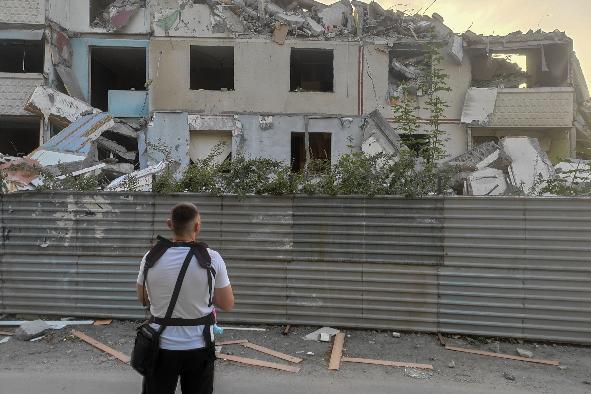 -El distrito de Saltivka septentrional de la ciudad de Járkov, antaño muy densamente poblado, permanece inquietantemente vacío, ya que la reconstrucción avanza muy lentamente y la mayoría de los residentes temen volver debido al riesgo de ataques rusos. Las perspectivas de reconstrucción siguen siendo escasas en la región oriental de Járkov y otros territorios próximos a la línea del frente en Ucrania, al tiempo que el persistente impacto de la invasión rusa limita la inversión de socios extranjeros, asfixia la economía local y pone en duda su futuro a largo plazo.-EFE/ Rostyslav Averchuk
