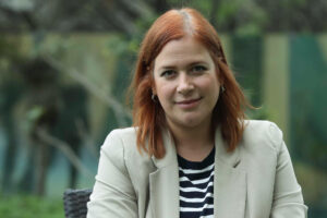 La escritora española Elísabet Benavent habla en una entrevista el 25 de julio de 2025, en Lima (Perú). EFE/ Paolo Aguilar