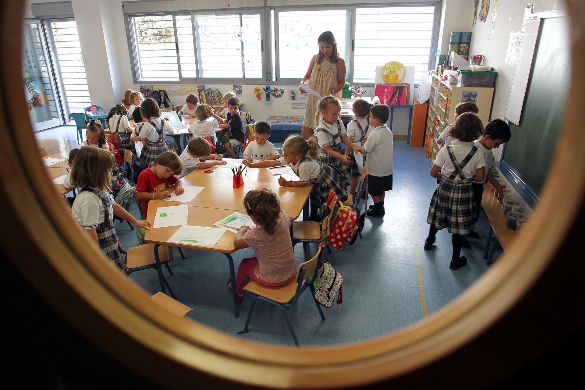 Alumnos de Primaria en una de las aulas del Colegio público Parque Clavero de Málaga. EFE/Daniel Pérez