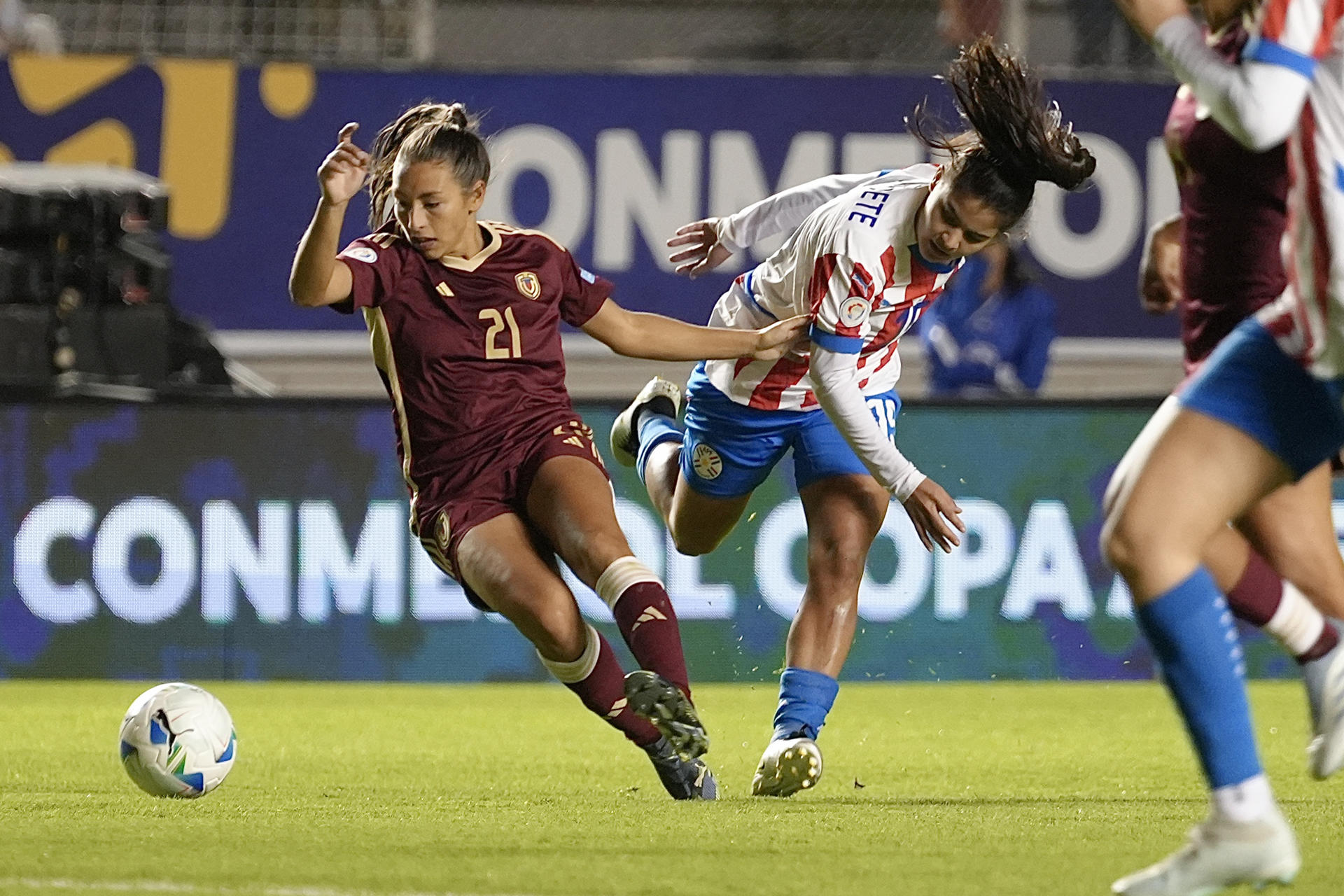 Danna Garcete (d), de Paraguay, disputa el balón con Bárbara Olivieri, de Venezuel, en un partido de la fase de grupos de la Copa América Femenina entre Paraguay y Venezuela en el estadio Gonzalo Pozo Ripalda en Quito (Ecuador). EFE/Vicente Costales
