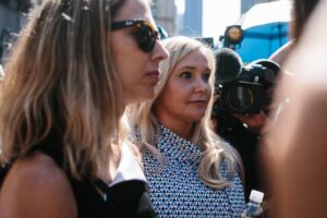 Fotografía de archivo, tomada en agosto de 2019, quien acusó al fallecido delincuente sexual Jeffrey Epstein de abusar de ella cuando era adolescente, a su salida del Tribunal Federal de EE.UU. en Nueva York. EFE/Alba Vigaray