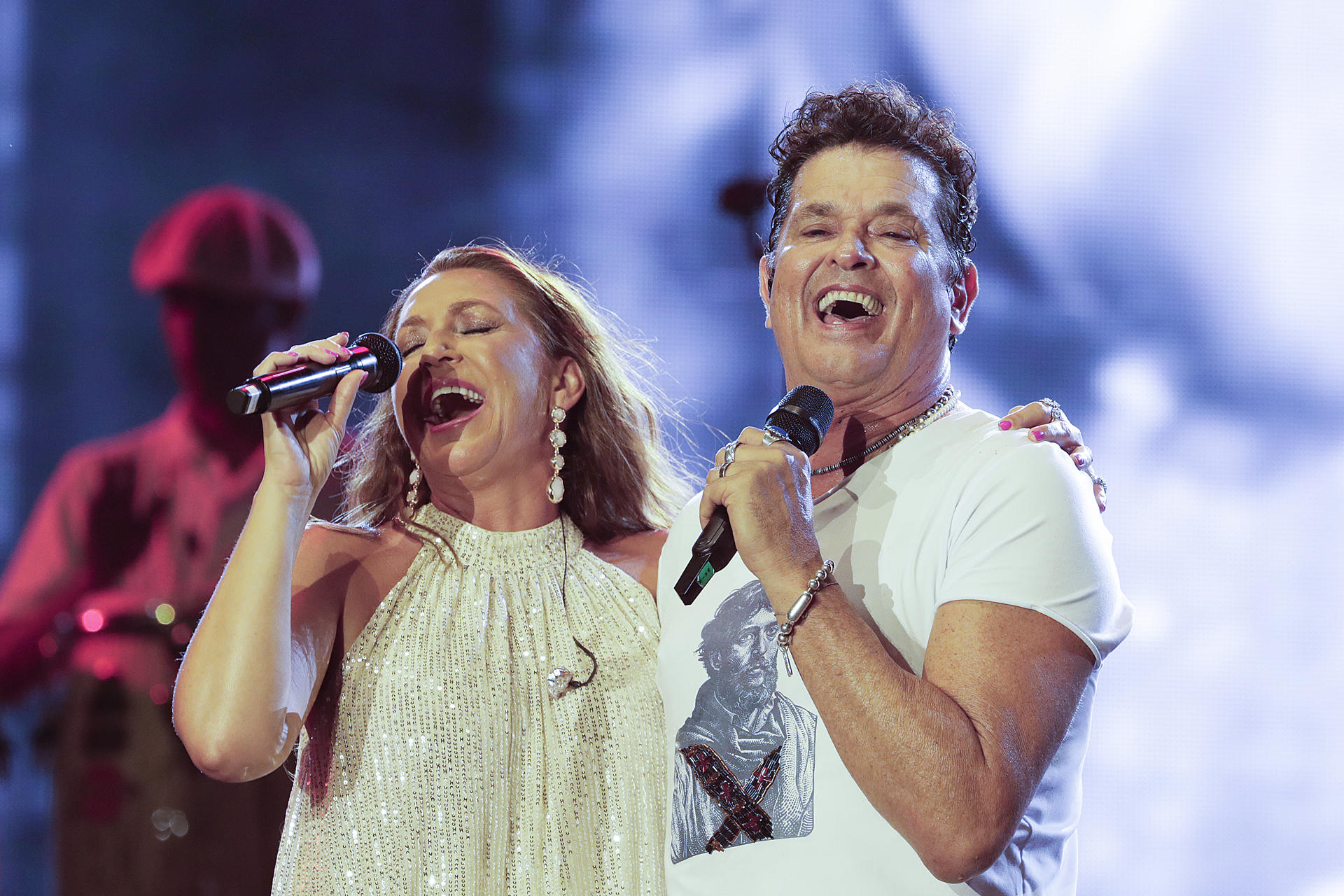 El cantante colombiano Carlos Vives (d) canta junto a la cantante española Niña Pastori durante el ‘Gran Concierto Serenata a Santa Marta’ este lunes, en la playa de Los Cocos durante la conmemoración de los 500 años de la fundación de Santa Marta en Santa Marta (Colombia). EFE/Carlos Ortega