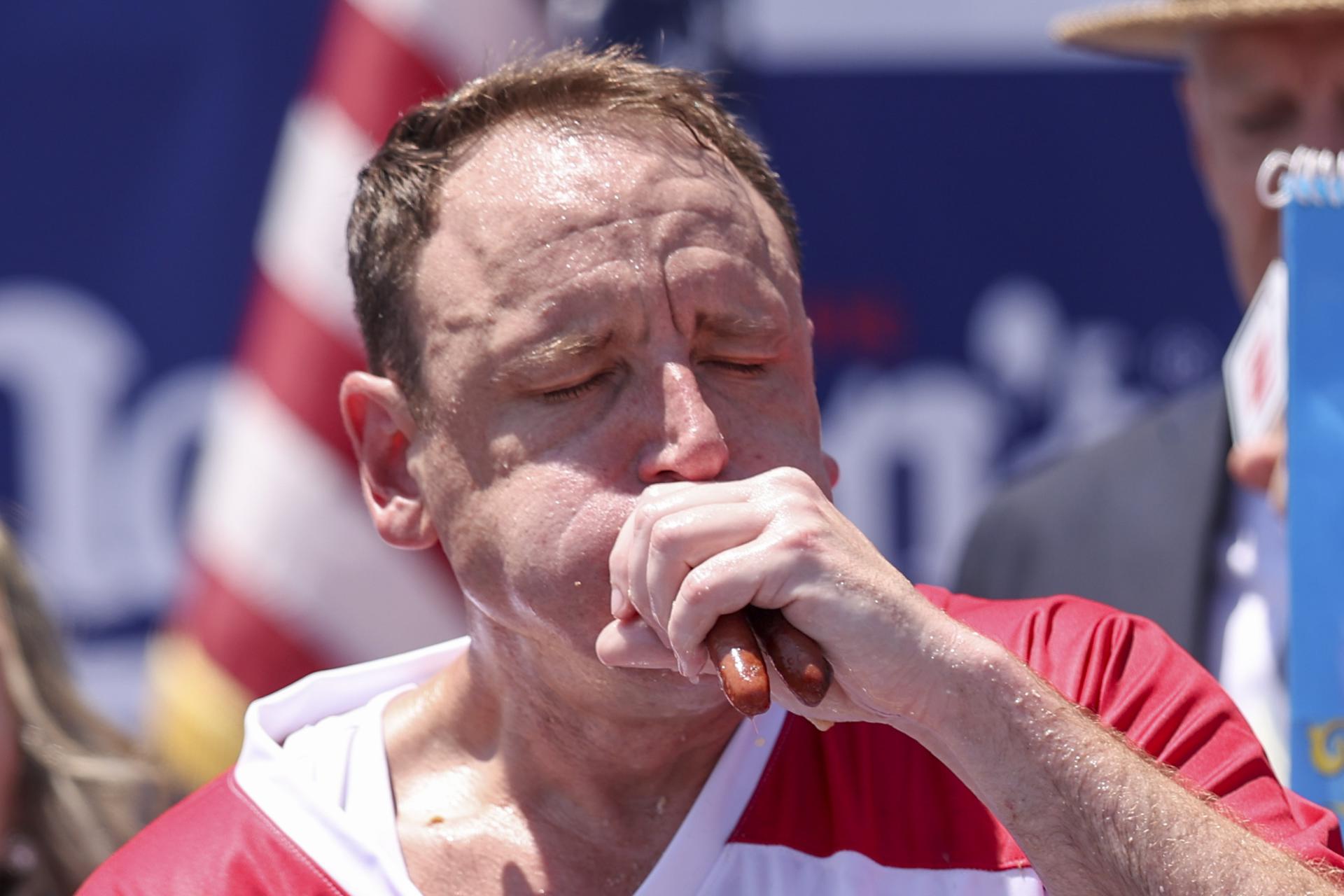 El comelón competitivo estadounidense Joey Chestnut reacciona tras ganar el Concurso Internacional de Ingesta de Perritos Calientes del Cuatro de Julio de Nathan's Famous, en el distrito neoyorquino de Brooklyn, Nueva York (EE.UU.). EFE/EPA/SARAH YENESEL