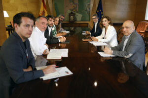 La vicepresidenta primera y ministra de Hacienda, María Jesús Montero (2d), y el ministro de la Presidencia, Justicia y Relaciones con las Cortes, Félix Bolaños (3d) (PSOE) se reúnen con el portavoz de Sumar y ministro de Cultura Ernest Urtasun (3i) y con otros miembros de Sumar, este miércoles en el Congreso de los Diputados en Madrid. EFE/Javier Lizón
