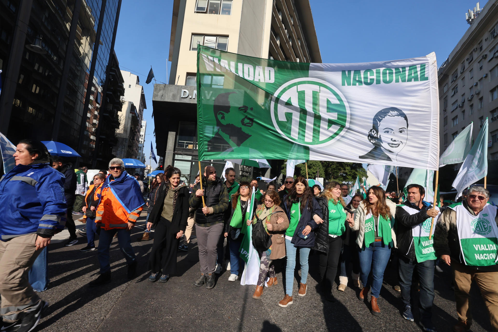 Personas se manifiestan durante una protesta frente a la sede de la Dirección Nacional de Vialidad este 8 de julio de 2025, en Buenos Aires (Argentina). EFE/Matias Martín Campaya