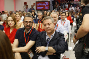 MADRID, 05/07/2025.- El presidente de la Junta de Comunidades de Castilla-La Mancha, Emiliano García-Page (d), durante el Comité Federal del PSOE este sábado, en la sede del partido en la madrileña calle de Ferraz. EFE/ Pablo Blázquez Domínguez POOL