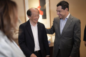 El presidente de la Junta de Andalucía, Juanma Moreno (d), durante su visita de este jueves al Kioto Research Park, donde la delegación andaluza firmó un convenio de colaboración, en Kioto (Japón). EFE/Junta de Andalucía // SOLO USO EDITORIAL/SOLO DISPONIBLE PARA ILUSTRAR LA NOTICIA QUE ACOMPAÑA (CRÉDITO OBLIGATORIO)