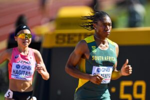 La atleta sudafricana Caster Semenya (d) en una imagen de archivo. EFE/EPA/JEAN-CHRISTOPHE BOTT
//////////
Eugene, Or (United States), 20/07/2022.- Caster Semenya of South Africa (R), and Kaede Hagitani of Japan, compete in the women's 5,000 meter qualification, during the IAAF World Athletics Championships, at Hayward Field stadium, in Eugene, Oregon, USA, 20 July 2022. (Mundial de Atletismo, Japón, Sudáfrica, Estados Unidos) EFE/EPA/JEAN-CHRISTOPHE BOTT