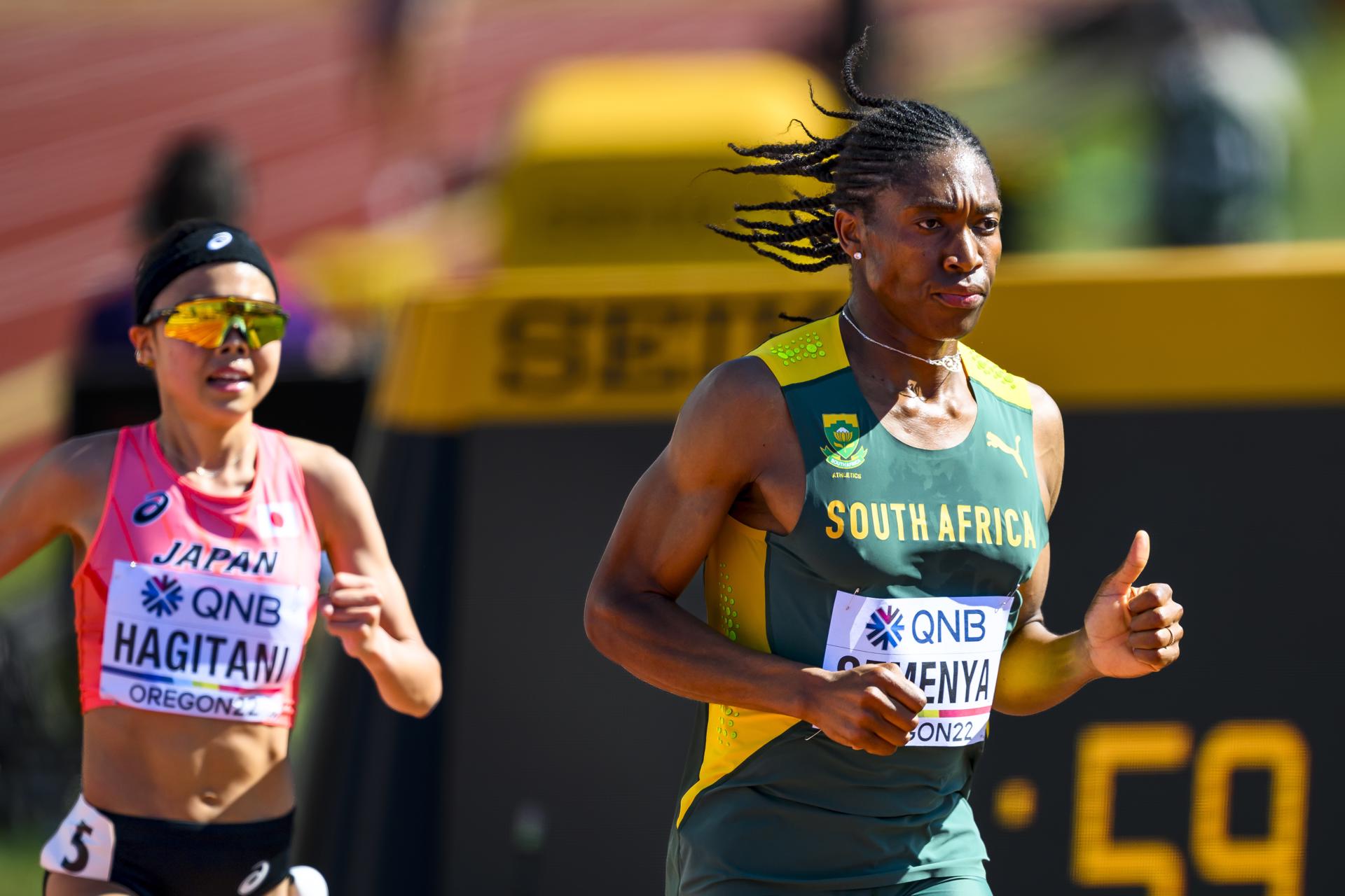 La atleta sudafricana Caster Semenya (d) en una imagen de archivo. EFE/EPA/JEAN-CHRISTOPHE BOTT
//////////
Eugene, Or (United States), 20/07/2022.- Caster Semenya of South Africa (R), and Kaede Hagitani of Japan, compete in the women's 5,000 meter qualification, during the IAAF World Athletics Championships, at Hayward Field stadium, in Eugene, Oregon, USA, 20 July 2022. (Mundial de Atletismo, Japón, Sudáfrica, Estados Unidos) EFE/EPA/JEAN-CHRISTOPHE BOTT
