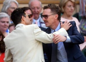 El actor británico Benedict Cumberbatch (d) junto a su homólogo estadounidense Rami Malek sigue el partido de semifinales que han jugado Carlos Alcaraz y Taylor Fritz en Wimbledon. EFE/EPA/NEIL HALL
