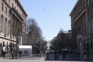 Tres helicópteros sobrevuelan la Universidad de Columbia en Nueva York, EE.UU., el 27 de marzo de 2025. EFE/EPA/Sarah Yenesel