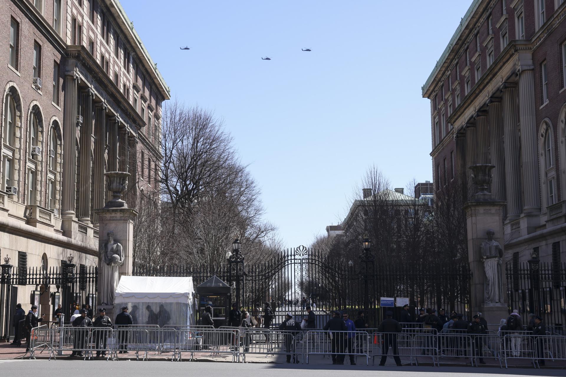 Tres helicópteros sobrevuelan la Universidad de Columbia en Nueva York, EE.UU., el 27 de marzo de 2025. EFE/EPA/Sarah Yenesel