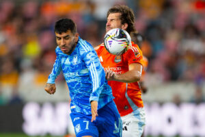 Ángel Correa (i), de Tigres, disputa el balón con Ethan Bartlow, de Dynamo, en partido de la fase de grupos de la Leagues Cup en el estadio Shell Energy en Houston (Estados Unidos). EFE/Carlos Ramírez
