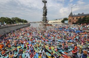 Moscú, 13 jul (EFE).- Cerca de 3.000 moscovitas acudieron hoy al río Moscova a divertirse y escapar de los intensos calores de este verano en un festival de disfraces en surf de remo (stand up paddle, SUP, por sus siglas en inglés) celebrado en pleno corazón de Moscú. EFE/EPA/YURI KOCHETKOV