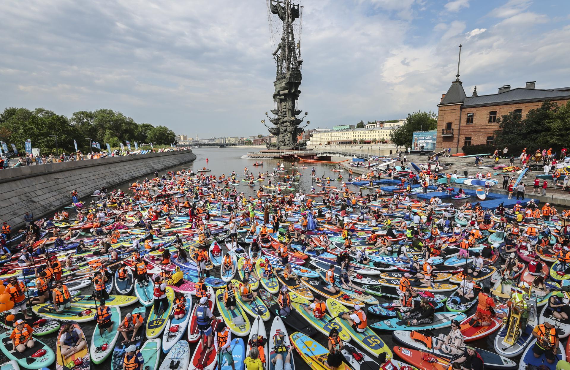 Moscú, 13 jul (EFE).- Cerca de 3.000 moscovitas acudieron hoy al río Moscova a divertirse y escapar de los intensos calores de este verano en un festival de disfraces en surf de remo (stand up paddle, SUP, por sus siglas en inglés) celebrado en pleno corazón de Moscú. EFE/EPA/YURI KOCHETKOV