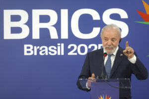 El presidente de Brasil, Luiz Inácio Lula da Silva, habla en una rueda de prensa durante la cumbre de los BRICS este lunes, en Río de Janeiro (Brasil). EFE/ Antonio Lacerda