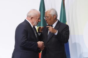Fotografía de archivo de un encuentro entre el presidente de Brasil, Luiz Inácio Lula da Silva (i), y el presidente del Consejo Europeo, el portugués António Costa, en Lisboa (Portugal) EFE/Antonio Santos