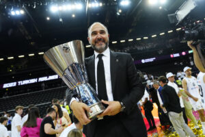 El entrenador del Real Madrid Chus Mateo, con el trofeo de la Liga, en una foto de archivo. EFE/ Enric Fontcuberta.