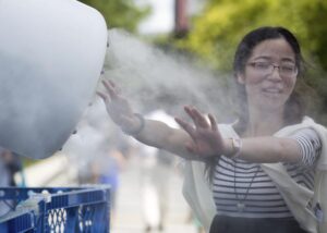 Una mujer se refresca en Tokio (Japón) en una imagen de archivo. EFE/Christopher Jue