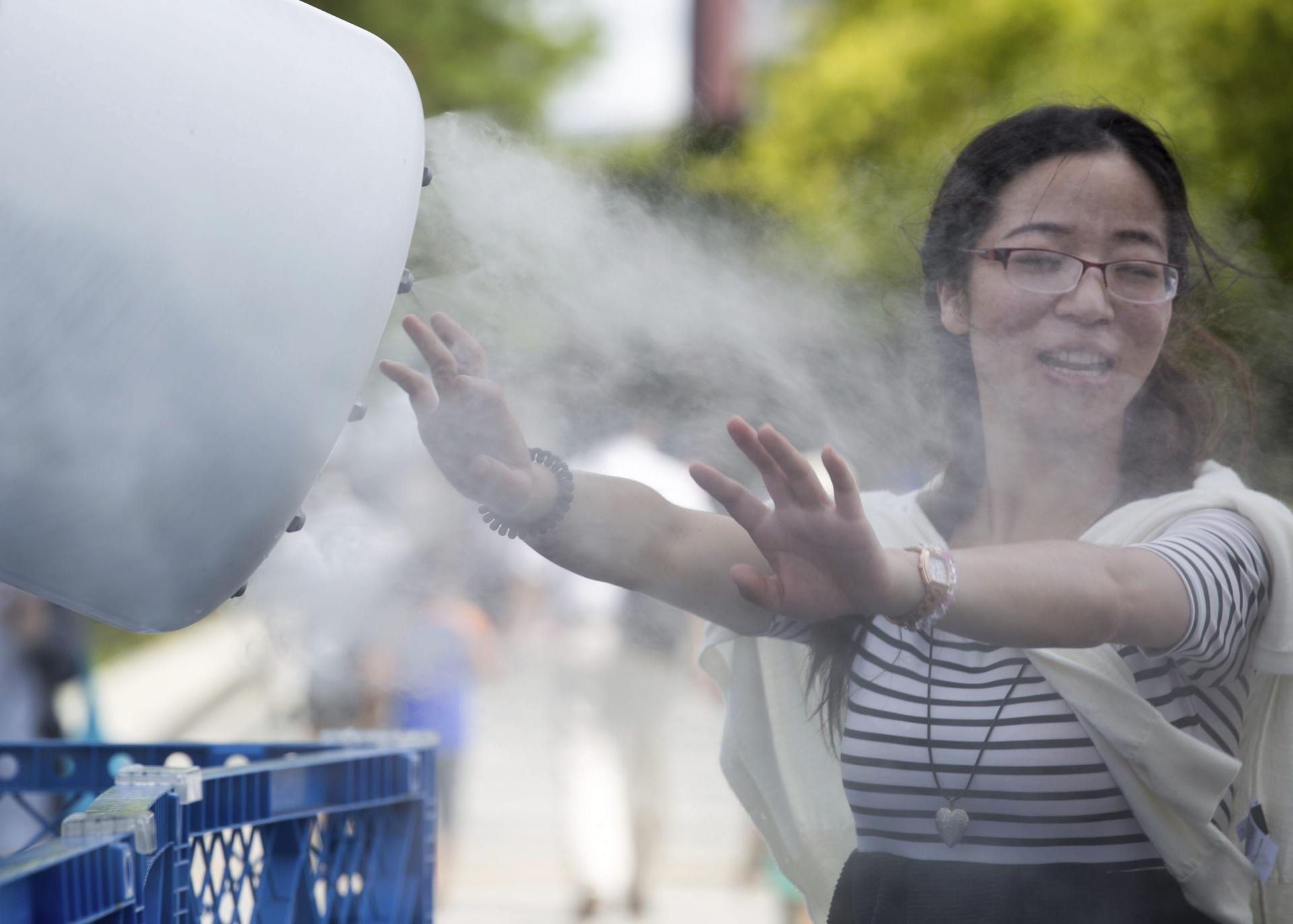 Una mujer se refresca en Tokio (Japón) en una imagen de archivo. EFE/Christopher Jue