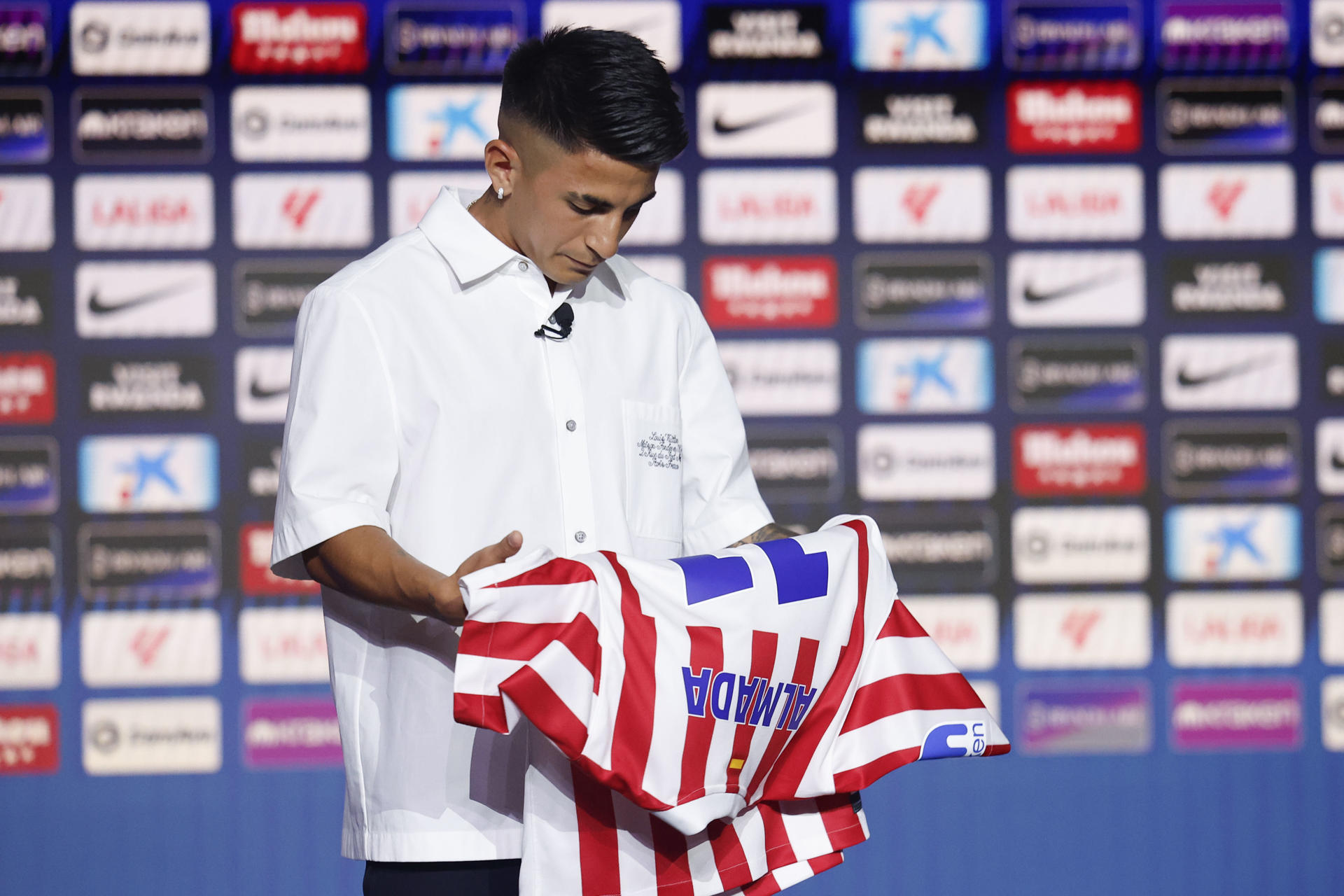 El delantero argentino Thiago Almada durante su presentación como nuevo jugador del Atlético de Madrid en el estadio Metropolitano de Madrid. EFE/ Chema Moya