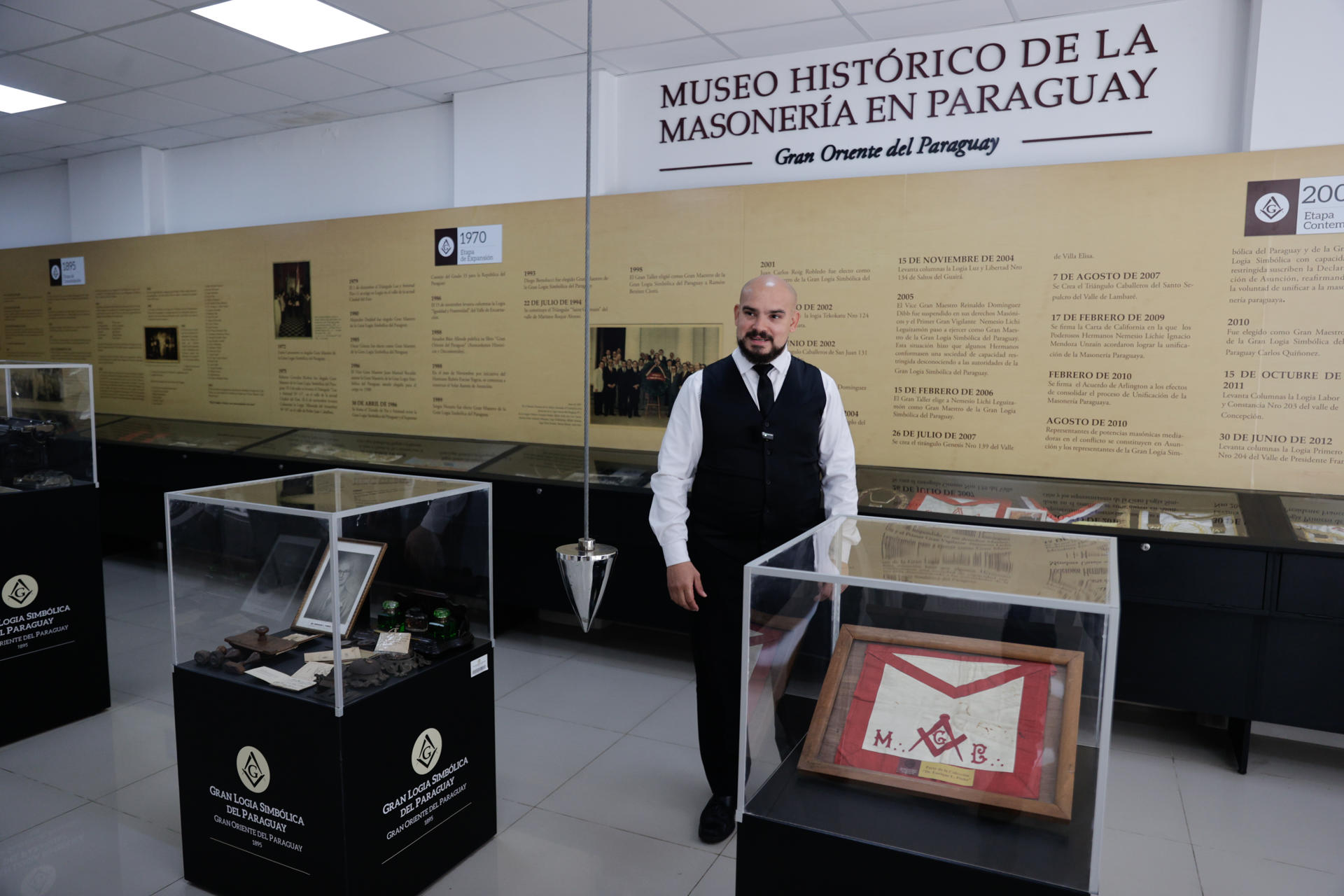 Fotografía del 19 de julio de 2025 del director del centro cultural de la Gran Logia Simbólica del Paraguay, Humberto Rossi, hablando durante un recorrido en el Museo Histórico de la masonería en Asunción (Paraguay). EFE/ Juan Pablo Pino