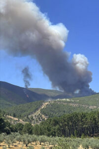 Medios del Plan Infoex de la Junta de Extremadura y del Ministerio para la Transición Ecológica y el Reto Demográfico (Miteco) trabajan en la extinción de un incendio declarado este martes en la localidad de Caminomorisco, ubicada en la comarca cacereña de Las Hurdes, en una zona de monte arbolado, que ha evolucionado de nivel 0 de peligrosidad a nivel 2.  EFE/Junta de Extremadura SOLO USO EDITORIAL/SOLO DISPONIBLE PARA ILUSTRAR LA NOTICIA (CRÉDITO OBLIGATORIO)