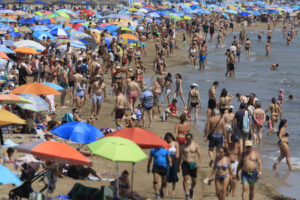 Imagen del pasado 5 de julio de la playa de la Malvarrosa en Valencia. EFE/ Kai Forsterling