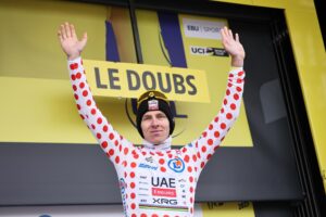 El ciclista esloveno Tadej Pogacar (UAE Emirates) luce el maillot que le acredita como líder de la clasificación de la montaña, al término de la vigésima etapa del Tour de Francia. EFE/CHRISTOPHE PETIT TESSON