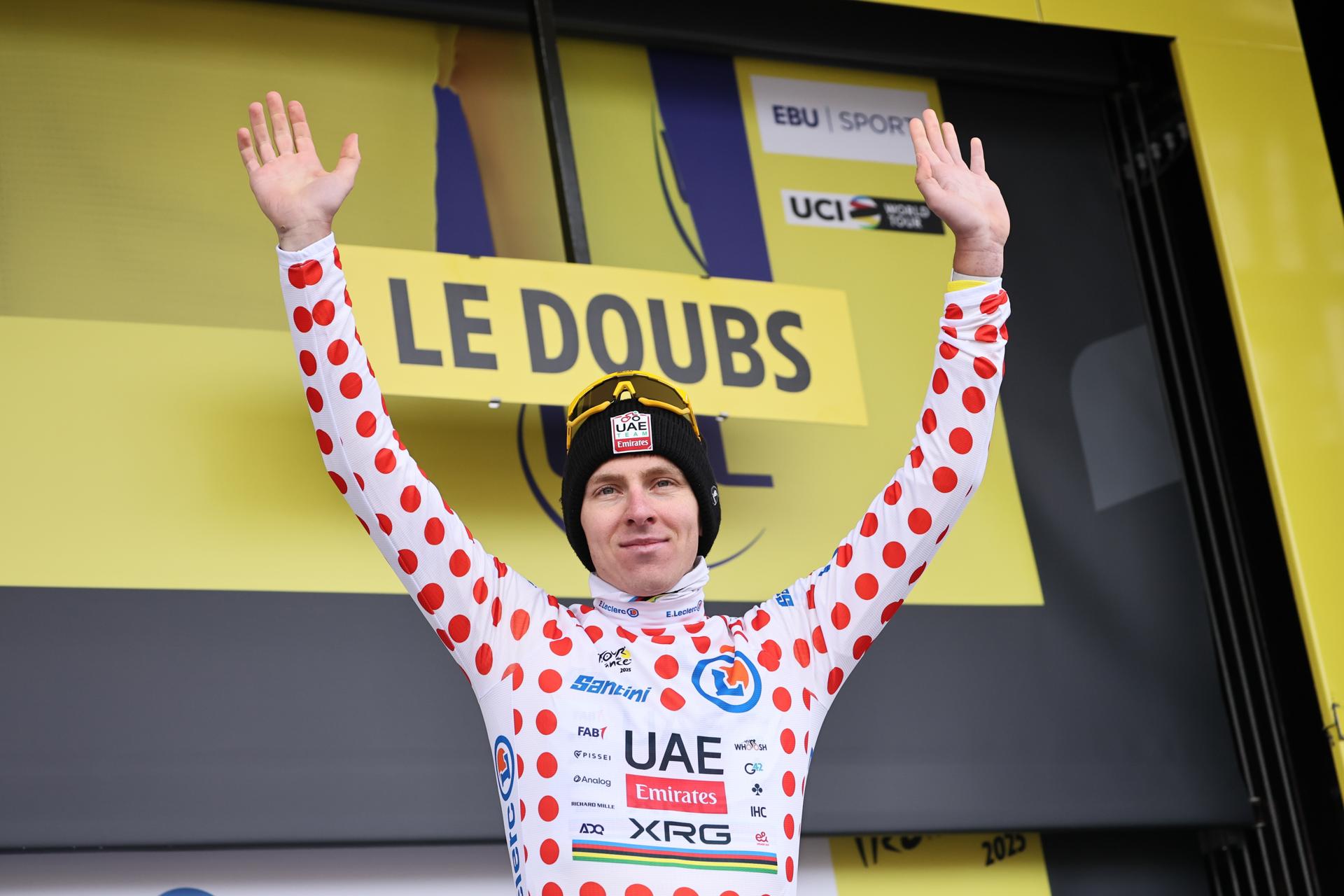 El ciclista esloveno Tadej Pogacar (UAE Emirates) luce el maillot que le acredita como líder de la clasificación de la montaña, al término de la vigésima etapa del Tour de Francia. EFE/CHRISTOPHE PETIT TESSON