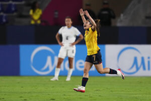 Emily Arias festeja el segundo gol que le dio el empate de Ecuador ante Uruguay en la Copa América Femenina. EFE/Jóse Jácome