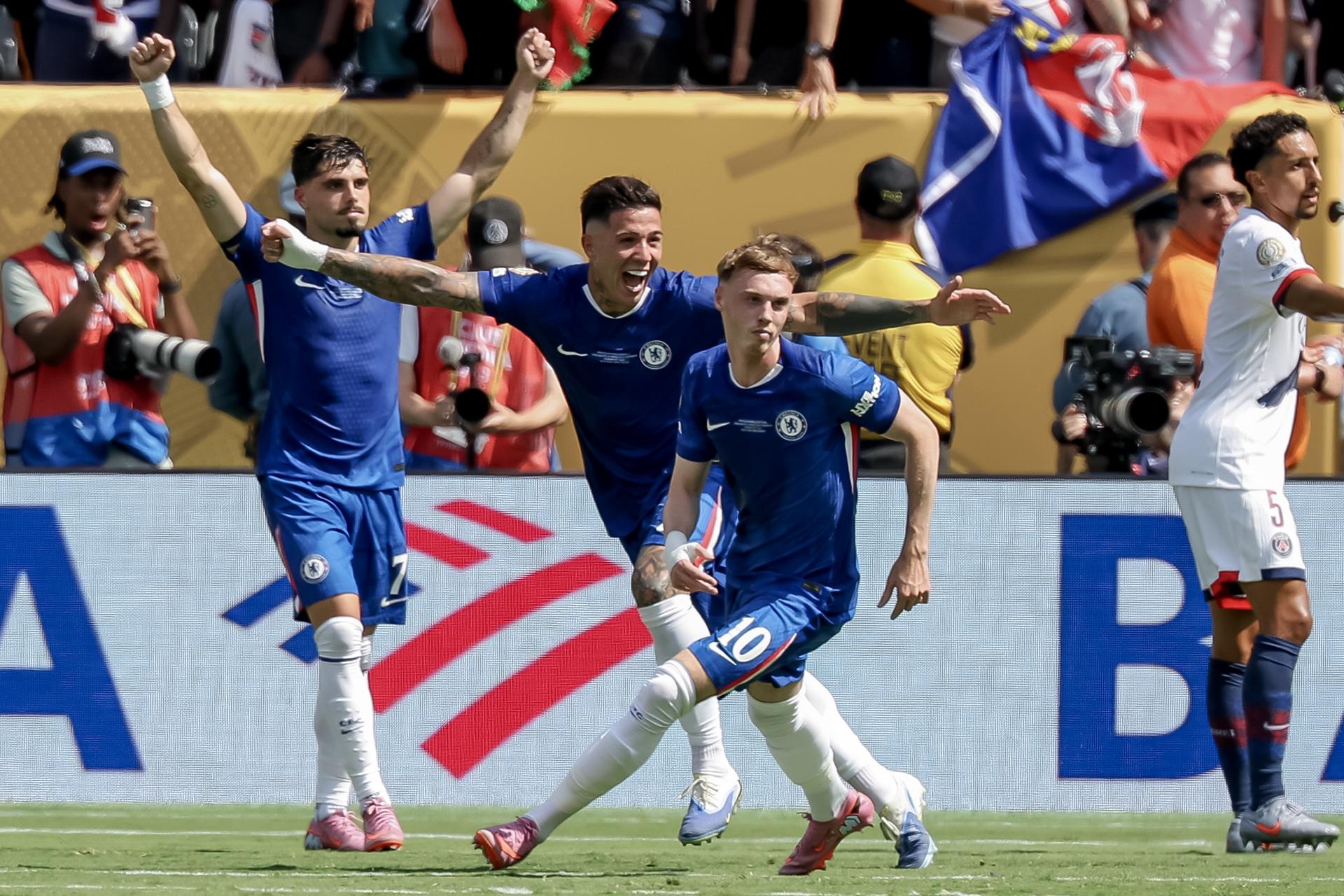 Cole Palmer (d) del Chelsea celebra junto a Enzo Fernandez (c) y Pedro Neto (i) tras anotar el 2-0 contra el PSG en la final del Mundial de Clubes. EFE/JUSTIN LANE
EAST RUTHERFORD (United States), 13/07/2025.- Cole Palmer (R) of Chelsea celebrates scoring the 2-0 goal with Enzo Fernandez (C) and Pedro Neto (L) during the FIFA Club World Cup 2025 final match between Chelsea FC and Paris Saint-Germain, in East Rutherford, New Jersey, USA, 13 July 2025. (Mundial de Fútbol) EFE/EPA/JUSTIN LANE