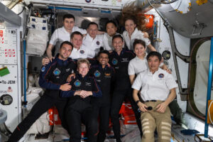 Fotografía del 26 de junio de 2025 cedida por la NASA donde aparecen las tripulaciones de la misión Axiom 4 (Ax-4) y la Expedición 73 (de izq. a dcha.) los miembros de la Ax-4, Tibor Kapu, Peggy Whitson, Shubhanshu Shukla y Slawosz Uznański-Wiśniewski, y los miembros de la Expedición 73, Anne McClain, Tayuka Onishi, (atrás) Alexey Zubritskiy, Kirill Peskov, Sergey Ryzhikov, Jonny Kim y Nichole Ayers, posando para una foto colectiva. EFE/NASA