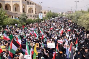 TEHRAN (Iran (Islamic Republic Of)), 25/07/2025.- Iranians take part in an anti-Israeli rally against the malnutrition situation in Gaza, in Tehran, Iran, 25 July 2025. At least 113 Palestinians, including more than 80 children, have died due to famine and malnutrition in the Gaza Strip, the Palestinian Ministry of Health said on 24 July. (Protestas, Teherán) EFE/EPA/ABEDIN TAHERKENAREH