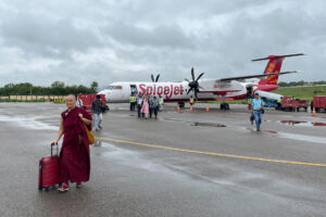 Un monje llega en avión a la ciudad india de Dharamsala, sede de la comunidad tibetana en el exilio, donde se preparan los días previos al 90 cumpleaños del dalái lama el próximo domingo. EFE/ Lucia Goñi