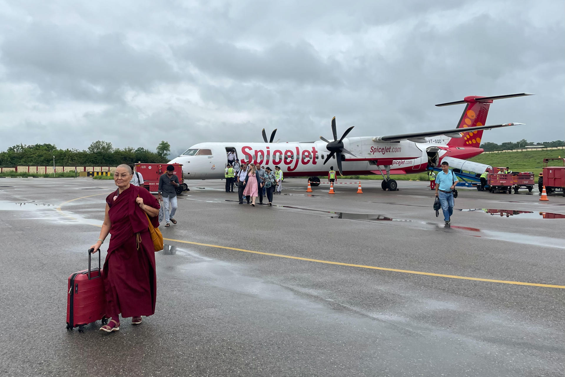 Un monje llega en avión a la ciudad india de Dharamsala, sede de la comunidad tibetana en el exilio, donde se preparan los días previos al 90 cumpleaños del dalái lama el próximo domingo. EFE/ Lucia Goñi