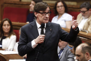Imagen de archivo del presidente de la Generalitat, Salvador Illa, en el hemiciclo del Parlament. EFE/Quique García