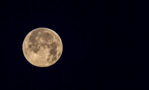 Vista de la luna llena, en una fotografía de archivo. EFE/ Javier Belver